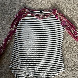 quarter sleeve shirt. size medium